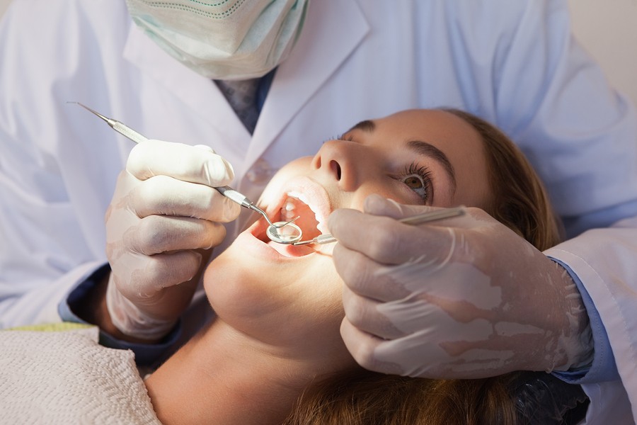 consultar dentista regularmente para prevenir o mau halito
