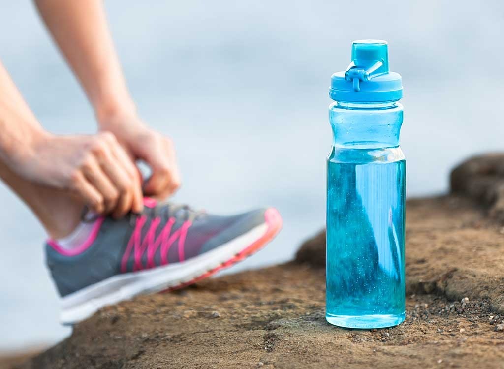 beber 8 copos de água diariamente para perder peso é um dos mitos que causam ganho de peso