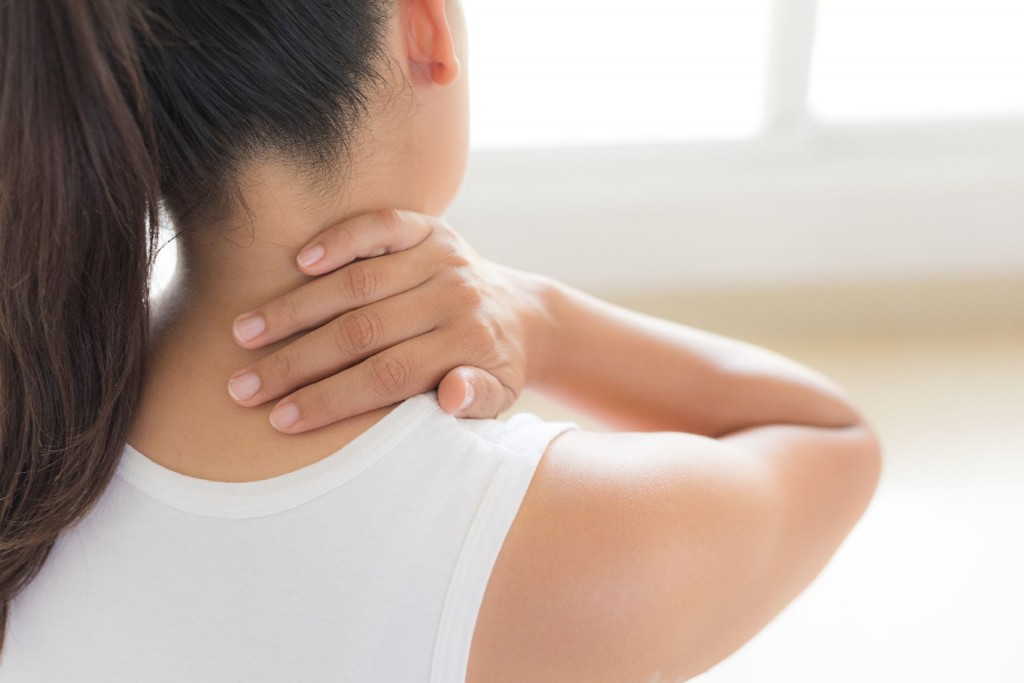 dor no pescoço pode ser causada por dormir na posição errada