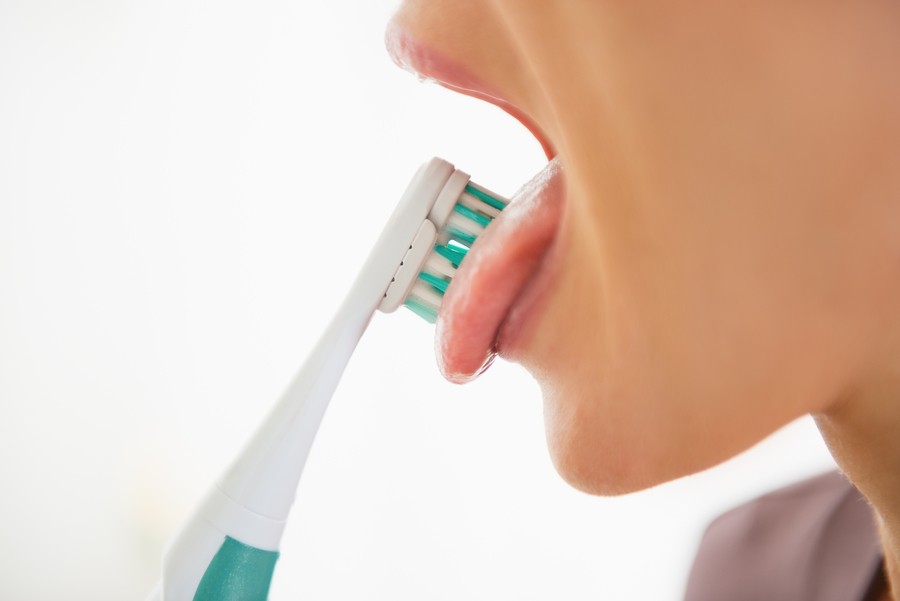 escovar a lingua para prevenir o mau halito