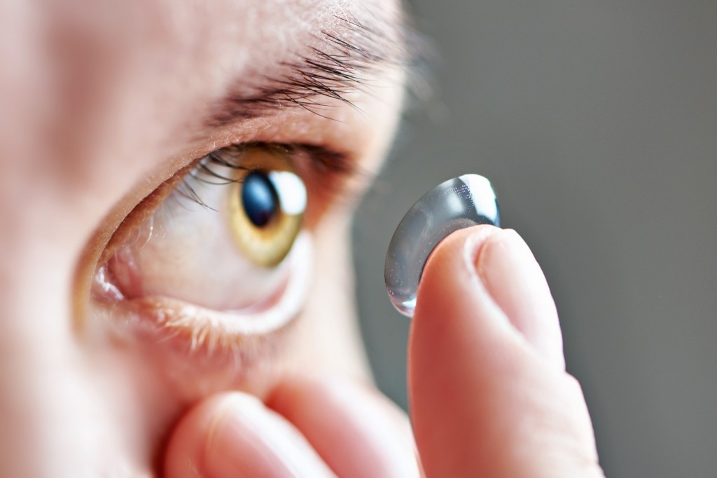 lentes de contato é uma das causas dos olhos com irritação