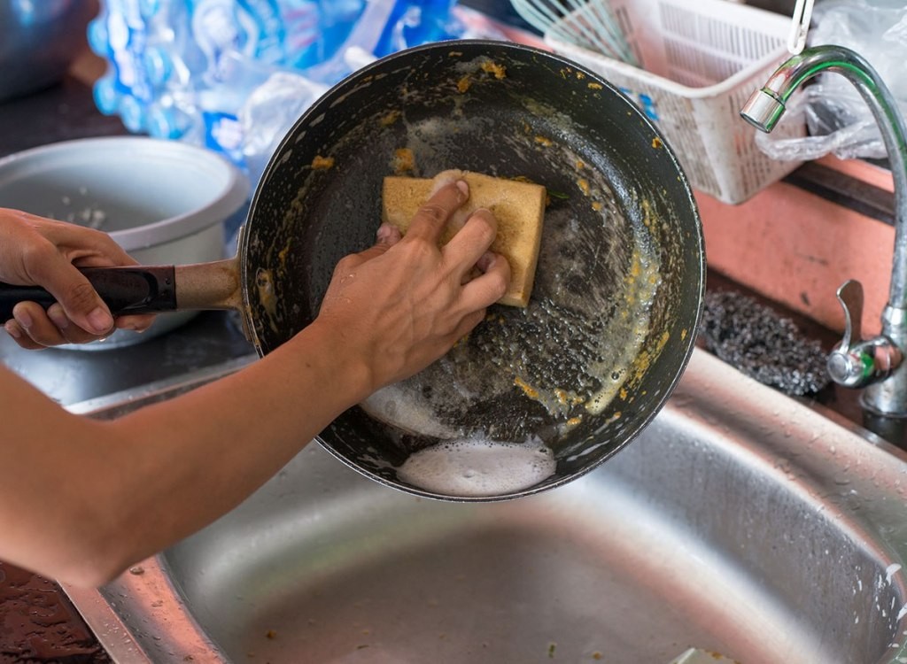 limpar a panela com muita força é uma dos principais danos para sua panela antiaderente