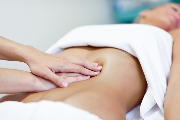 massageie seu abdomen superior para refluxo