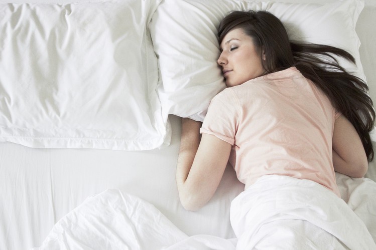 mude a posicao de como voce dorme para evitar dores no pescoco ao dormir