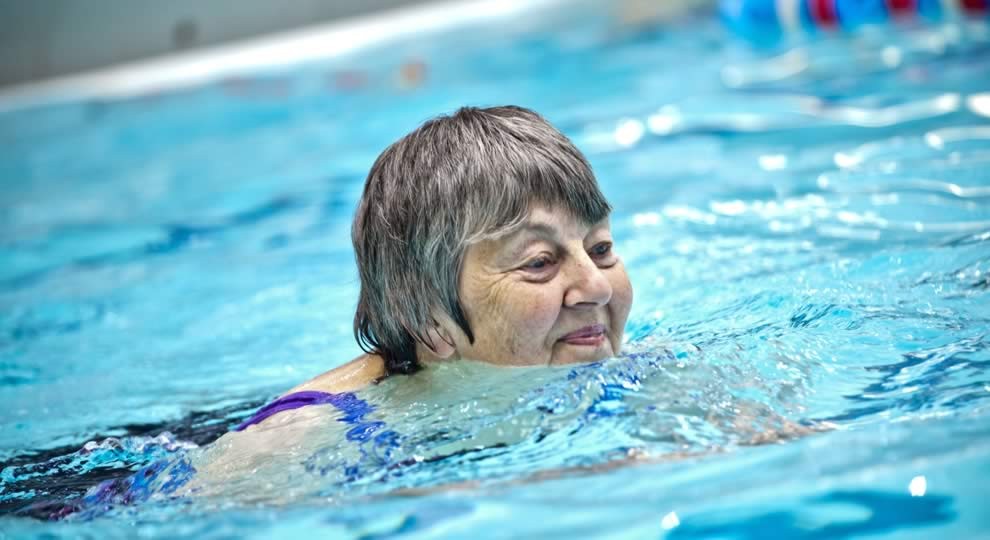 natacao para melhorar o equilíbrio nos idosos