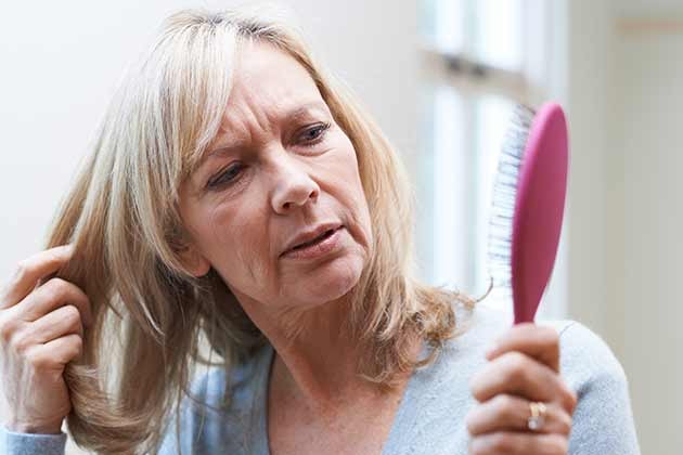 queda de cabelo e quebra sinais que você precisa de reposição hormonal