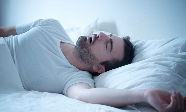 ronco e apneia do sono por dormir na posição errada