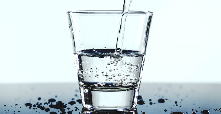 sinais de que você está bebendo pouca água em casa
