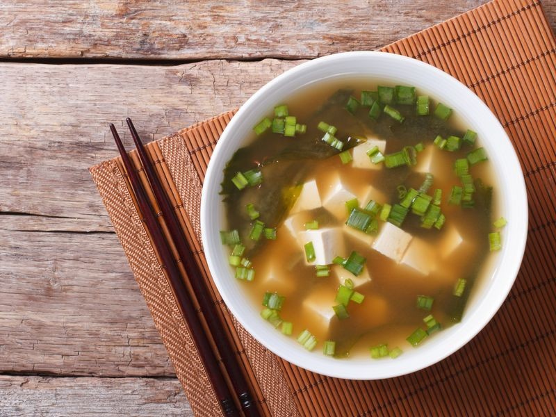 sopa de missô para acabar com a febre