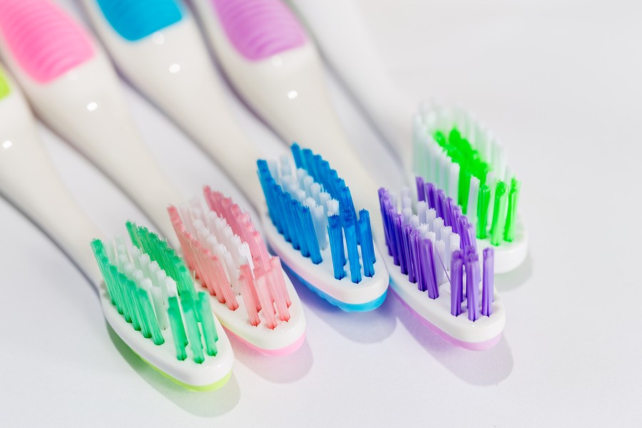 trocar a escova de dentes regularmente
