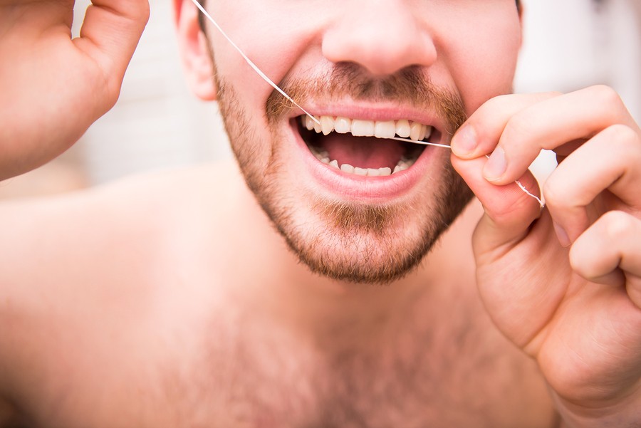 usar fio dental para prevenir o mau halito