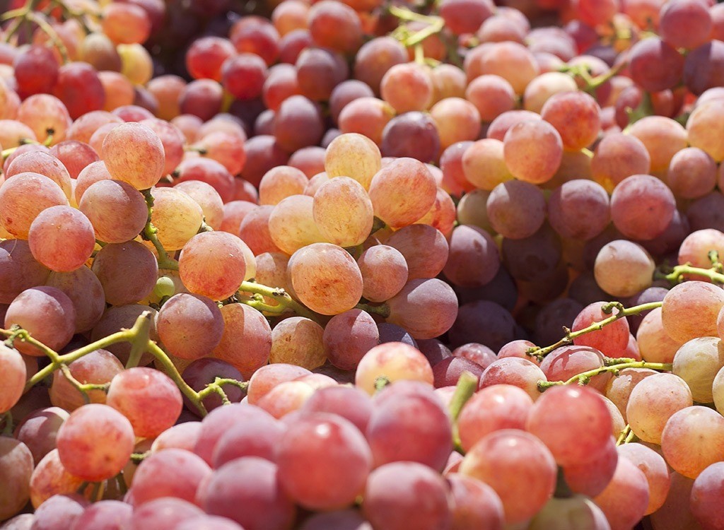 uvas e um dos alimentos que podem manchar os dentes