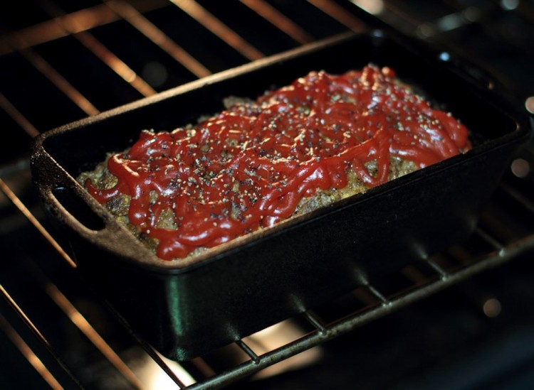 esquecer um molho por cima ao cozinhar bolo de carne