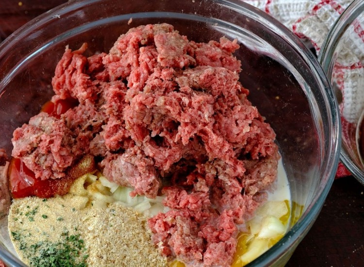 misturar muito ao cozinhar bolo de carne