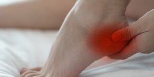 principais causas da dor no calcanhar