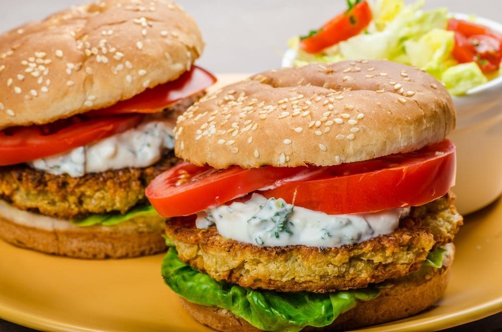 hamburguer de grao de bico e molho tahini