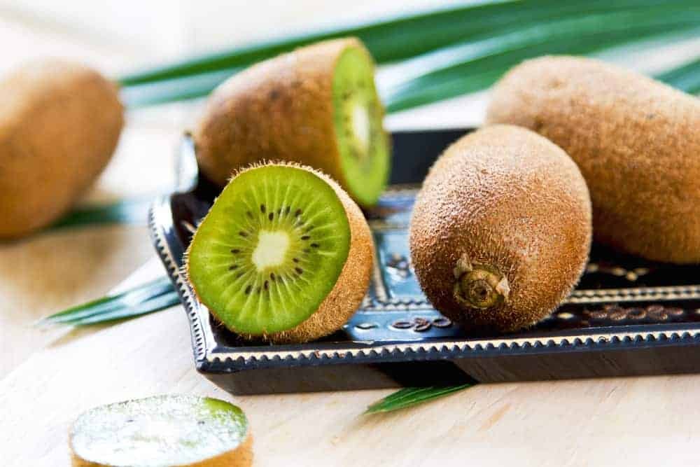 Por que kiwi é rico em vitamina C?