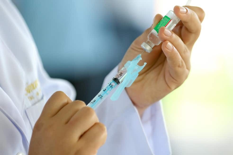 vacinacao da variante omicron em criancas e adultos